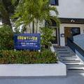 Exterior of Hollywood Beach Suites Hostel & Hotel