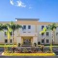 Exterior of La Quinta Inn & Suites by Wyndham Orlando Universal Area