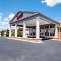 Exterior of Red Roof Inn & Suites Wilmington - New Castle