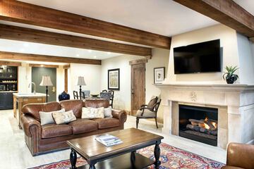 One Bedroom King Suite 1 Apartment Hotel by RedAwning